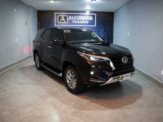 TOYOTA HILUX SW4 2.8 D-4D TURBO DIESEL SRX 4X4 AUTOMÁTICO TOYOTA HILUX SW4 2.8 D-4D TURBO DIESEL SRX 4X4 AUTOMÁTICO